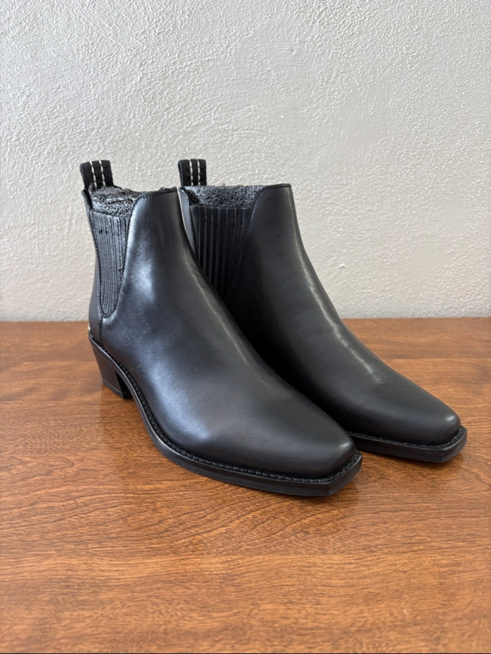 NIB DKNY Womens Michelle Booties.Leather upper Pull-on styleBack pull-tab 6.5